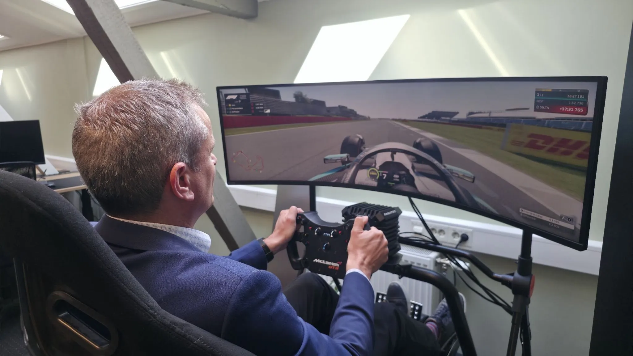 Guy March i FM CyberSecurity-simulatoren, McLaren-ratt, Silverstone på skjermen